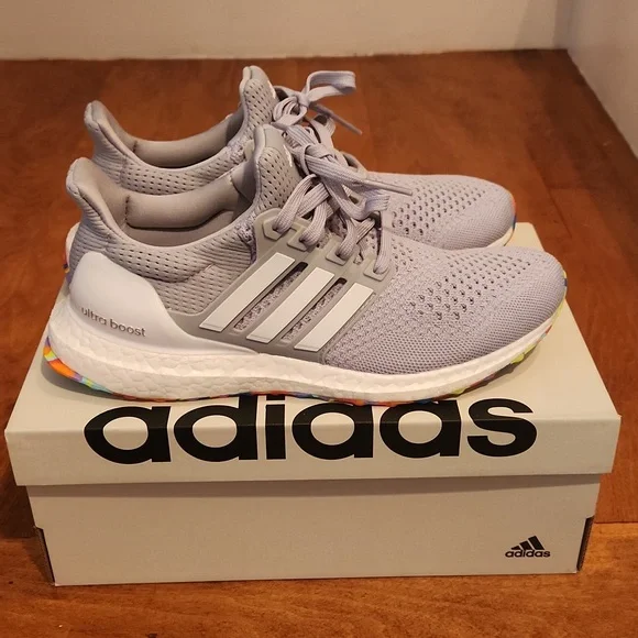 Adidas Ultra Boost Sneaker 🩶Kid 6.5 can fit Women 7.5 to 8🩶
